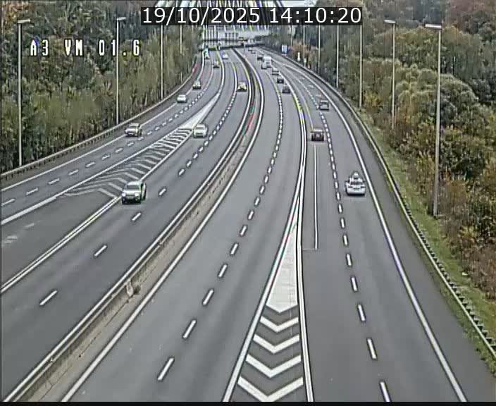 <h2>Traffic live webcam Luxembourg - Croix de Gasperich - A3 - BK 1.6 - direction France/Aire de Berchem</h2>