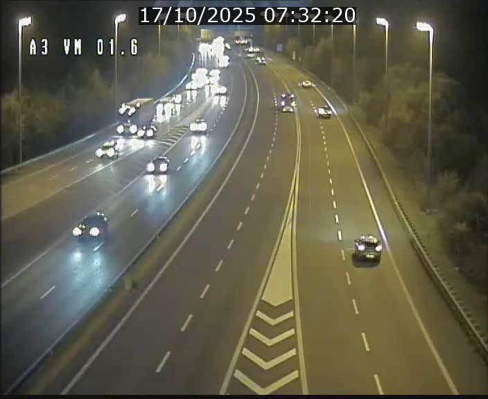 <h2>Traffic live webcam Luxembourg - Croix de Gasperich - A3 - BK 1.6 - direction France/Aire de Berchem</h2>
