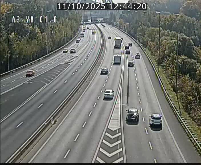 <h2>Traffic live webcam Luxembourg - Croix de Gasperich - A3 - BK 1.6 - direction France/Aire de Berchem</h2>