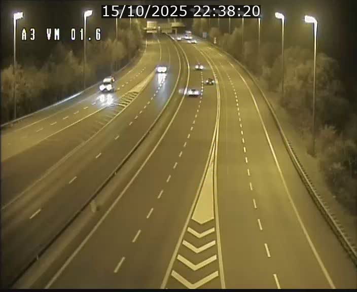 <h2>Traffic live webcam Luxembourg - Croix de Gasperich - A3 - BK 1.6 - direction France/Aire de Berchem</h2>
