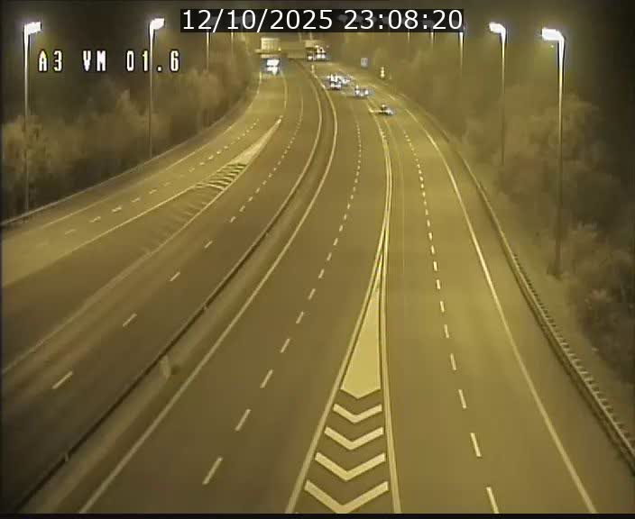<h2>Traffic live webcam Luxembourg - Croix de Gasperich - A3 - BK 1.6 - direction France/Aire de Berchem</h2>
