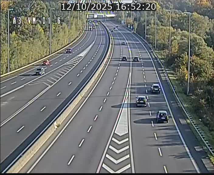 <h2>Traffic live webcam Luxembourg - Croix de Gasperich - A3 - BK 1.6 - direction France/Aire de Berchem</h2>