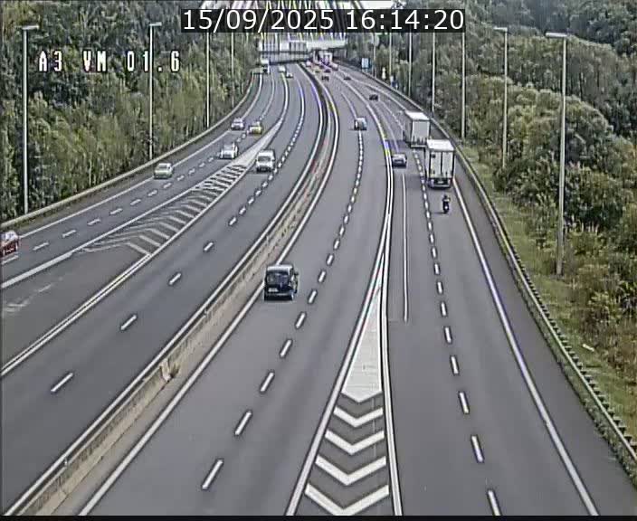 <h2>Traffic live webcam Luxembourg - Croix de Gasperich - A3 - BK 1.6 - direction France/Aire de Berchem</h2>