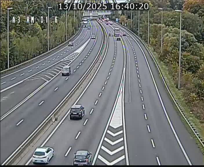 <h2>Traffic live webcam Luxembourg - Croix de Gasperich - A3 - BK 1.6 - direction France/Aire de Berchem</h2>