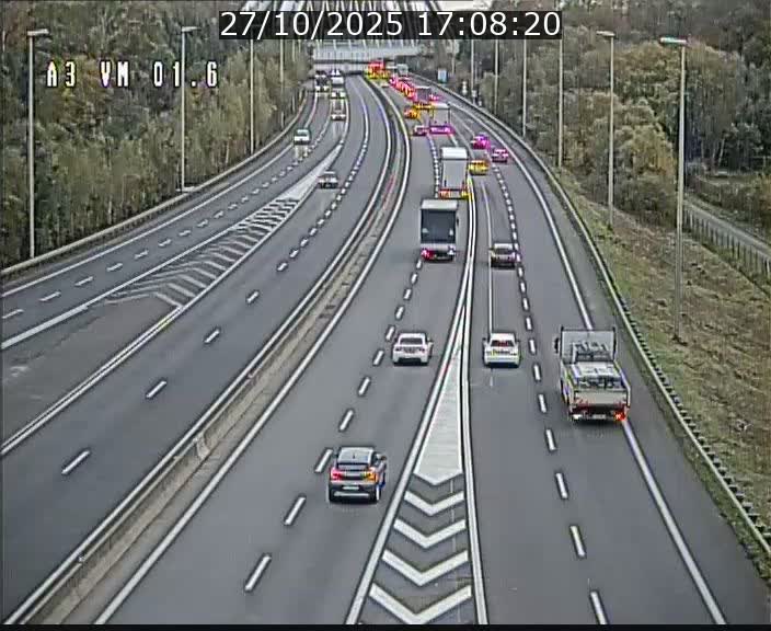 <h2>Traffic live webcam Luxembourg - Croix de Gasperich - A3 - BK 1.6 - direction France/Aire de Berchem</h2>