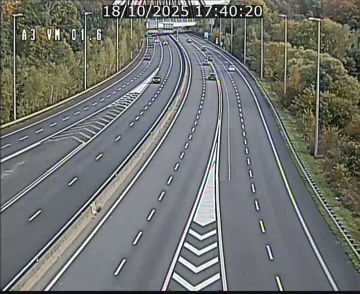 <h2>Traffic live webcam Luxembourg - Croix de Gasperich - A3 - BK 1.6 - direction France/Aire de Berchem</h2>