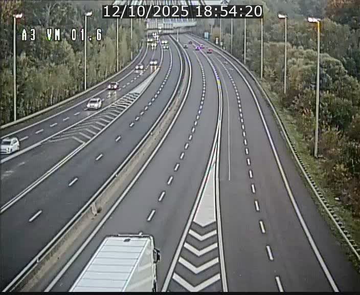 <h2>Traffic live webcam Luxembourg - Croix de Gasperich - A3 - BK 1.6 - direction France/Aire de Berchem</h2>