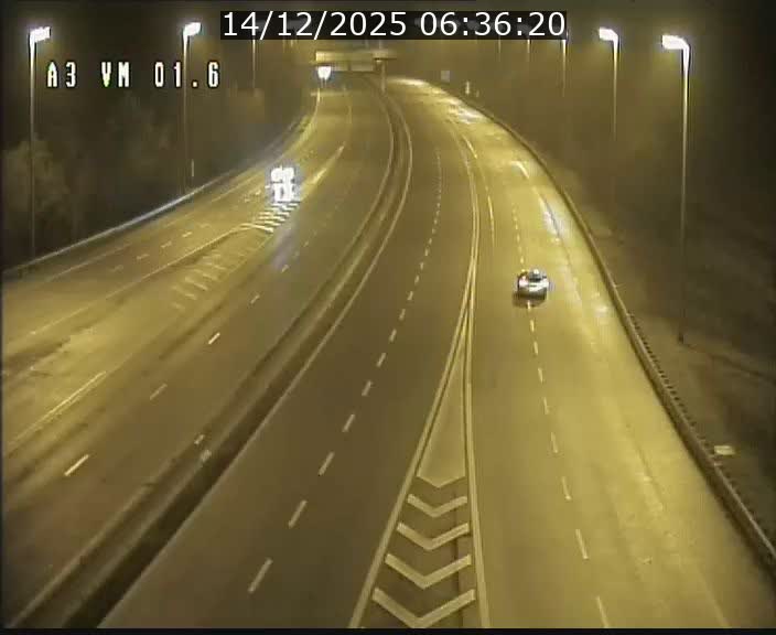 <h2>Traffic live webcam Luxembourg - Croix de Gasperich - A3 - BK 1.6 - direction France/Aire de Berchem</h2>