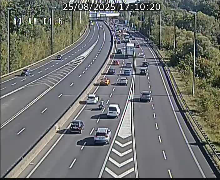 <h2>Traffic live webcam Luxembourg - Croix de Gasperich - A3 - BK 1.6 - direction France/Aire de Berchem</h2>