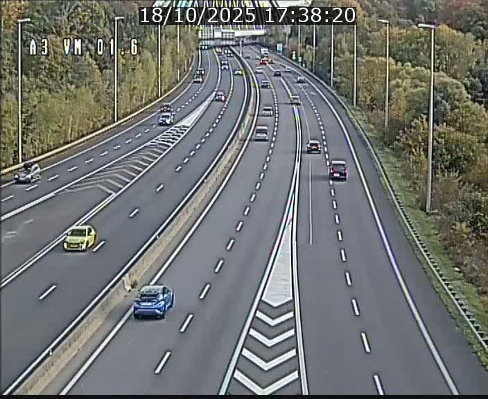 <h2>Traffic live webcam Luxembourg - Croix de Gasperich - A3 - BK 1.6 - direction France/Aire de Berchem</h2>