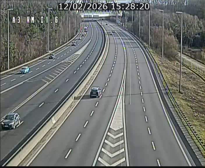 <h2>Traffic live webcam Luxembourg - Croix de Gasperich - A3 - BK 1.6 - direction France/Aire de Berchem</h2>