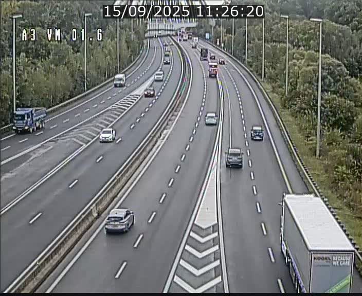 <h2>Traffic live webcam Luxembourg - Croix de Gasperich - A3 - BK 1.6 - direction France/Aire de Berchem</h2>