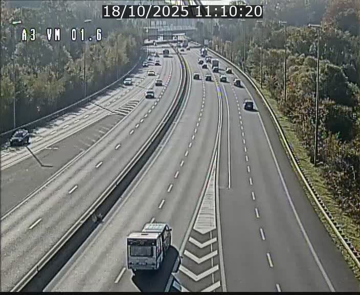 <h2>Traffic live webcam Luxembourg - Croix de Gasperich - A3 - BK 1.6 - direction France/Aire de Berchem</h2>
