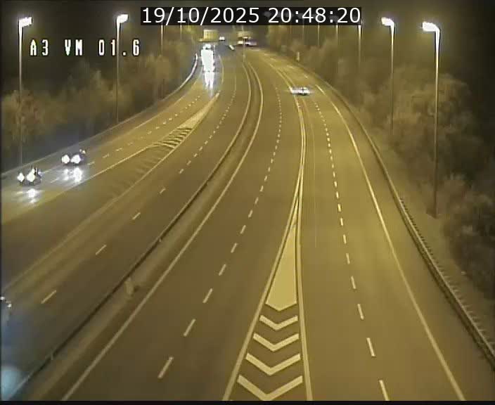 <h2>Traffic live webcam Luxembourg - Croix de Gasperich - A3 - BK 1.6 - direction France/Aire de Berchem</h2>