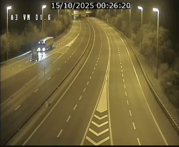 <h2>Traffic live webcam Luxembourg - Croix de Gasperich - A3 - BK 1.6 - direction France/Aire de Berchem</h2>