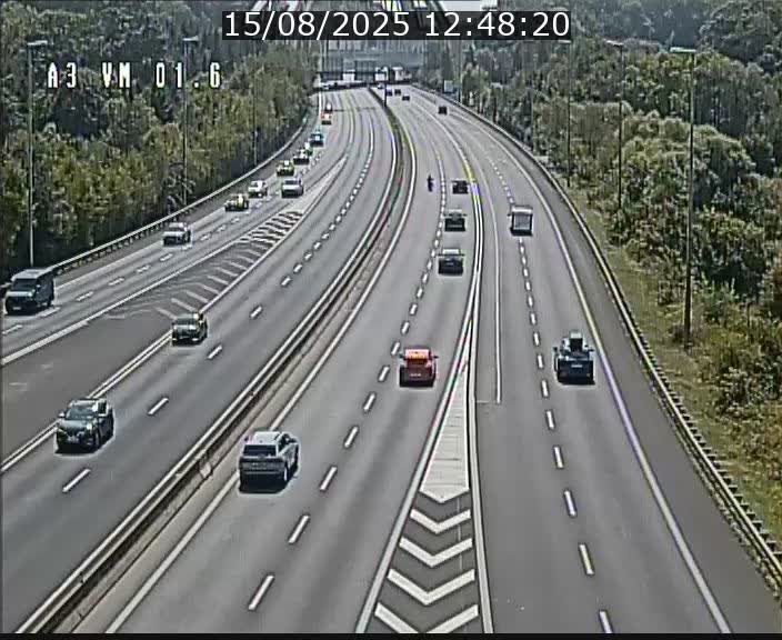 <h2>Traffic live webcam Luxembourg - Croix de Gasperich - A3 - BK 1.6 - direction France/Aire de Berchem</h2>
