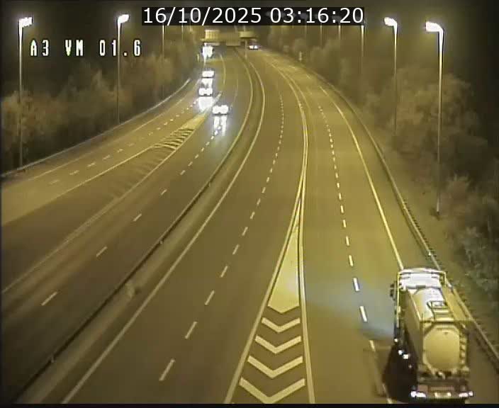 <h2>Traffic live webcam Luxembourg - Croix de Gasperich - A3 - BK 1.6 - direction France/Aire de Berchem</h2>