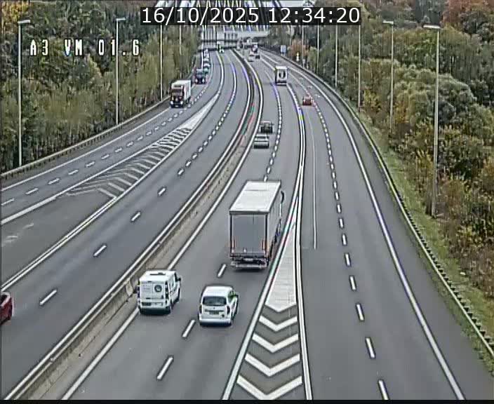 <h2>Traffic live webcam Luxembourg - Croix de Gasperich - A3 - BK 1.6 - direction France/Aire de Berchem</h2>