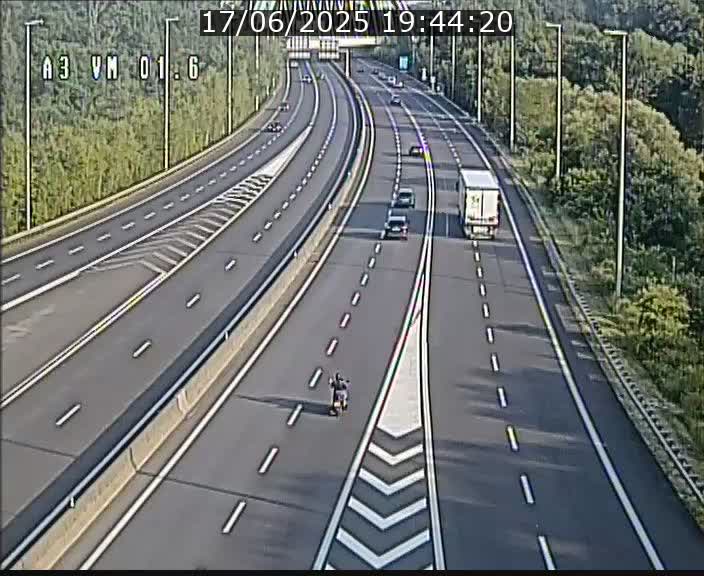 <h2>Traffic live webcam Luxembourg - Croix de Gasperich - A3 - BK 1.6 - direction France/Aire de Berchem</h2>