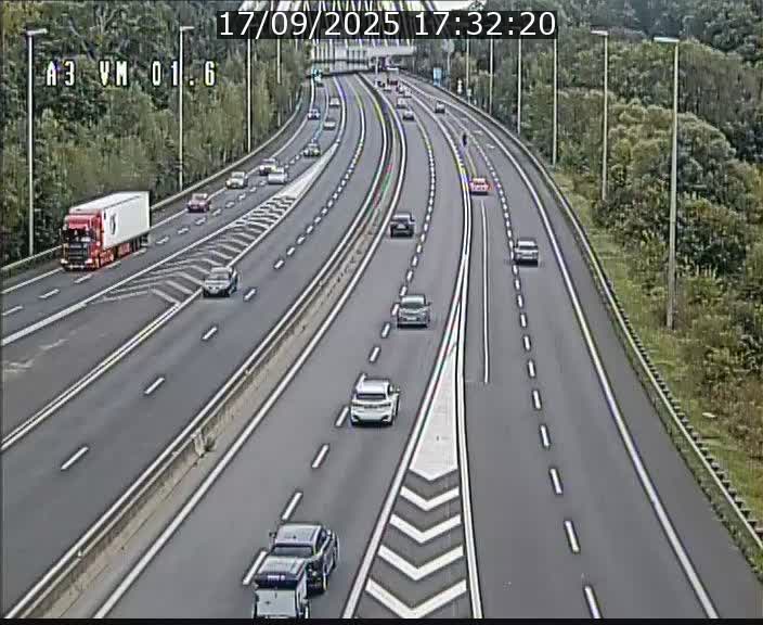 <h2>Traffic live webcam Luxembourg - Croix de Gasperich - A3 - BK 1.6 - direction France/Aire de Berchem</h2>
