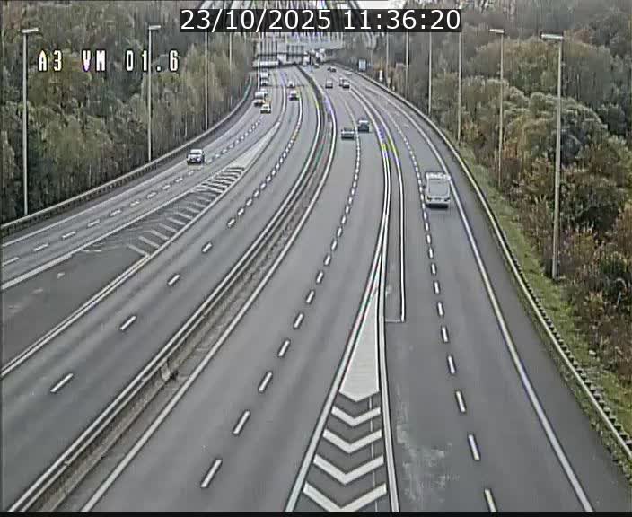 <h2>Traffic live webcam Luxembourg - Croix de Gasperich - A3 - BK 1.6 - direction France/Aire de Berchem</h2>