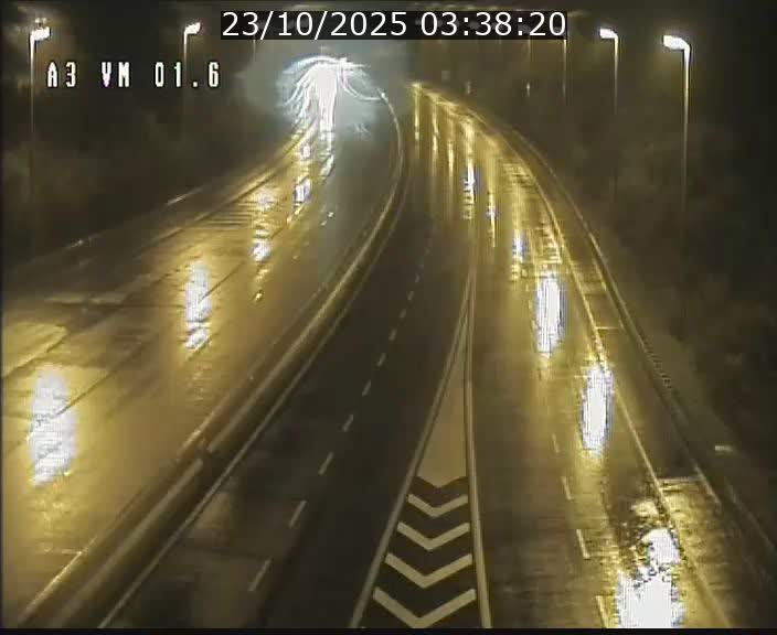 <h2>Traffic live webcam Luxembourg - Croix de Gasperich - A3 - BK 1.6 - direction France/Aire de Berchem</h2>