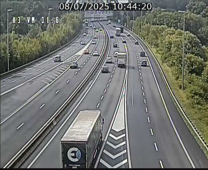 Traffic live webcam Luxembourg - Croix de Gasperich - A3 - BK 1.6 - direction France/Aire de Berchem