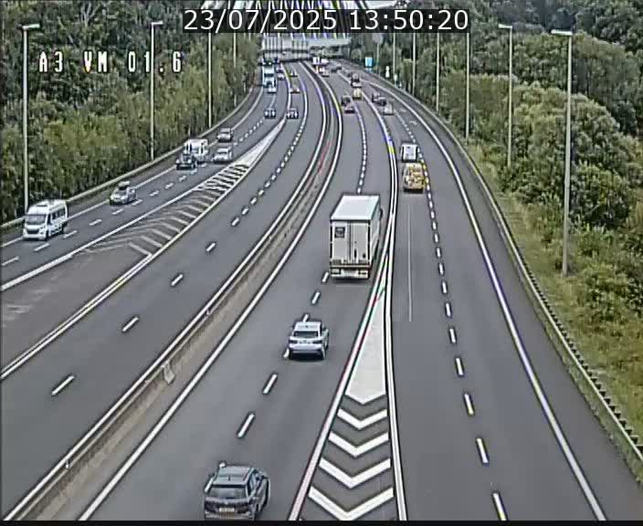 Traffic live webcam Luxembourg - Croix de Gasperich - A3 - BK 1.6 - direction France/Aire de Berchem