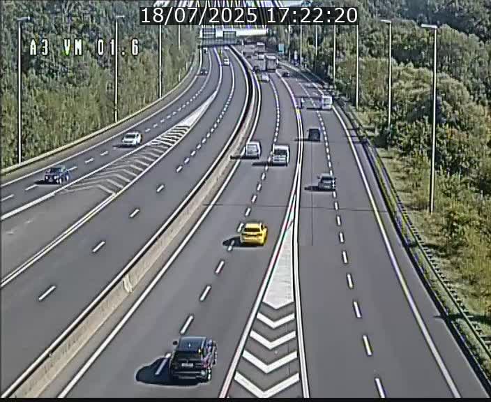 Traffic live webcam Luxembourg - Croix de Gasperich - A3 - BK 1.6 - direction France/Aire de Berchem