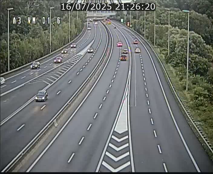 Traffic live webcam Luxembourg - Croix de Gasperich - A3 - BK 1.6 - direction France/Aire de Berchem