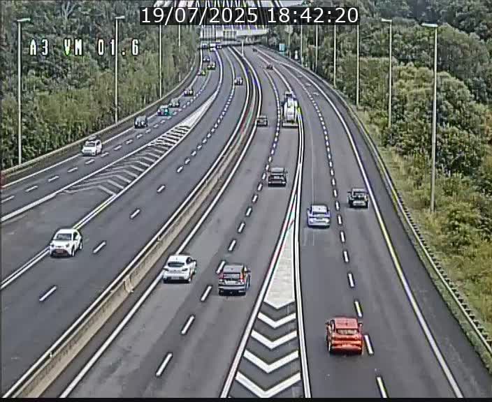 Traffic live webcam Luxembourg - Croix de Gasperich - A3 - BK 1.6 - direction France/Aire de Berchem