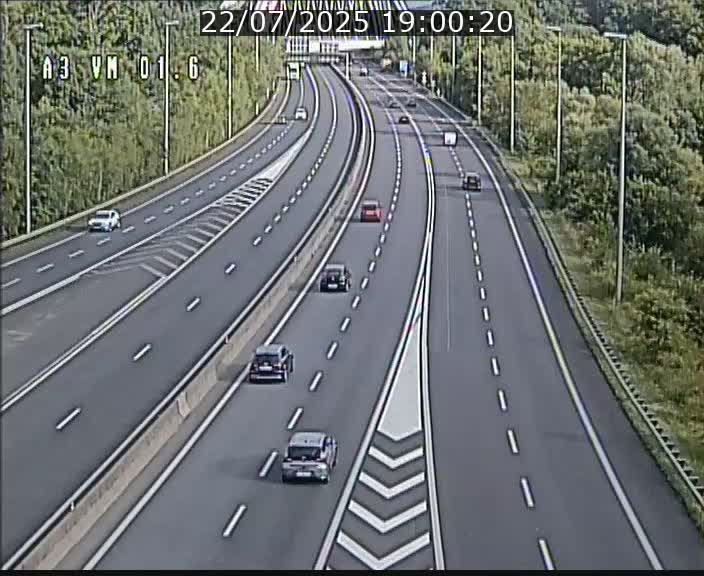 Traffic live webcam Luxembourg - Croix de Gasperich - A3 - BK 1.6 - direction France/Aire de Berchem