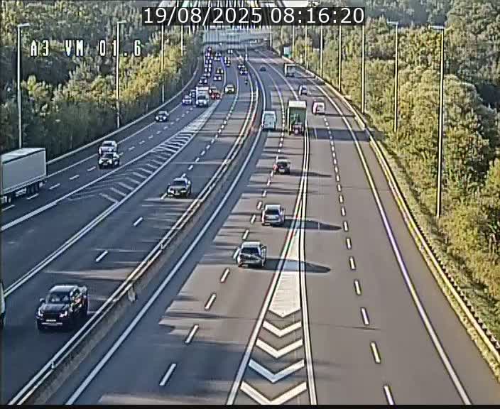 <h2>Traffic live webcam Luxembourg - Croix de Gasperich - A3 - BK 1.6 - direction France/Aire de Berchem</h2>