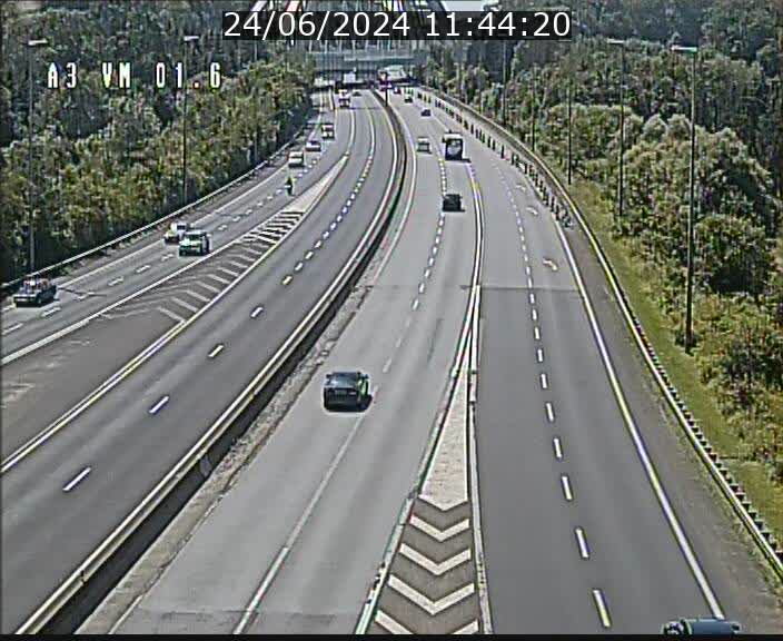 <h2>Traffic live webcam Luxembourg - Croix de Gasperich - A3 - BK 1.6 - direction France/Aire de Berchem</h2>