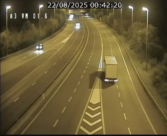 <h2>Traffic live webcam Luxembourg - Croix de Gasperich - A3 - BK 1.6 - direction France/Aire de Berchem</h2>