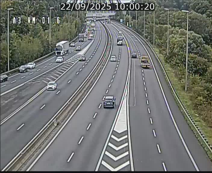 <h2>Traffic live webcam Luxembourg - Croix de Gasperich - A3 - BK 1.6 - direction France/Aire de Berchem</h2>