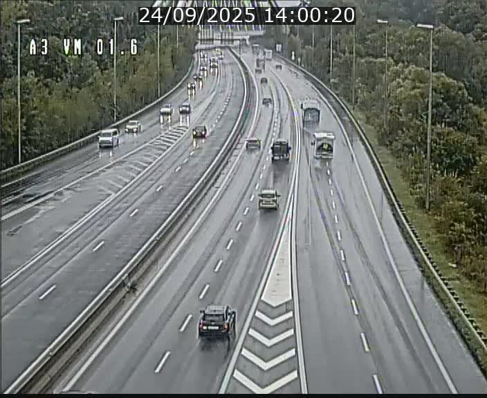 <h2>Traffic live webcam Luxembourg - Croix de Gasperich - A3 - BK 1.6 - direction France/Aire de Berchem</h2>