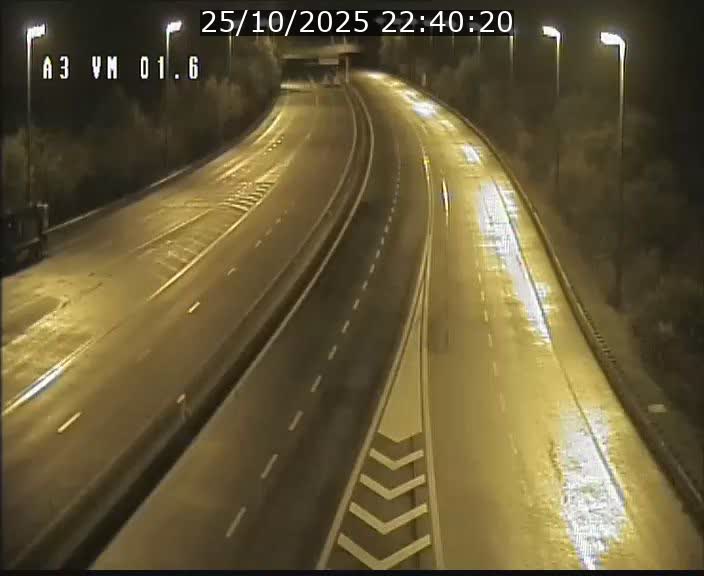 <h2>Traffic live webcam Luxembourg - Croix de Gasperich - A3 - BK 1.6 - direction France/Aire de Berchem</h2>