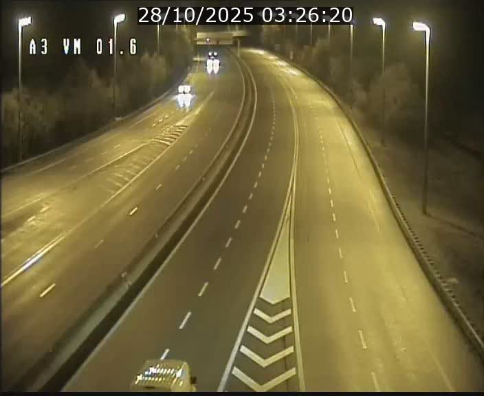 <h2>Traffic live webcam Luxembourg - Croix de Gasperich - A3 - BK 1.6 - direction France/Aire de Berchem</h2>