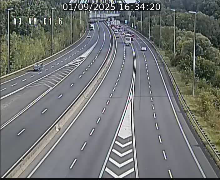 <h2>Traffic live webcam Luxembourg - Croix de Gasperich - A3 - BK 1.6 - direction France/Aire de Berchem</h2>