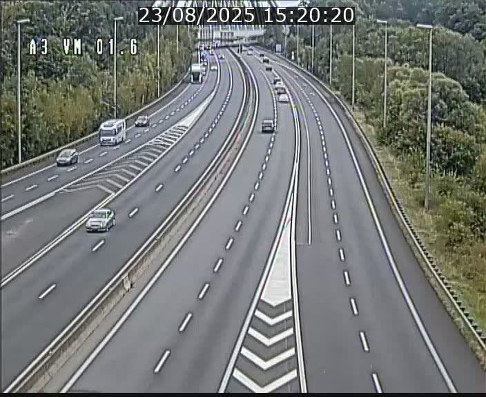 <h2>Traffic live webcam Luxembourg - Croix de Gasperich - A3 - BK 1.6 - direction France/Aire de Berchem</h2>