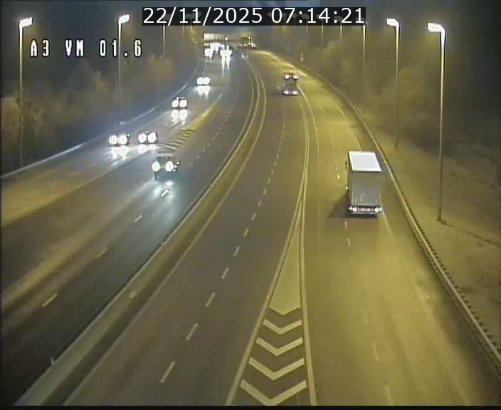 <h2>Traffic live webcam Luxembourg - Croix de Gasperich - A3 - BK 1.6 - direction France/Aire de Berchem</h2>