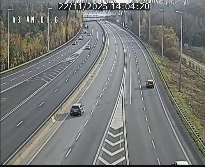 <h2>Traffic live webcam Luxembourg - Croix de Gasperich - A3 - BK 1.6 - direction France/Aire de Berchem</h2>