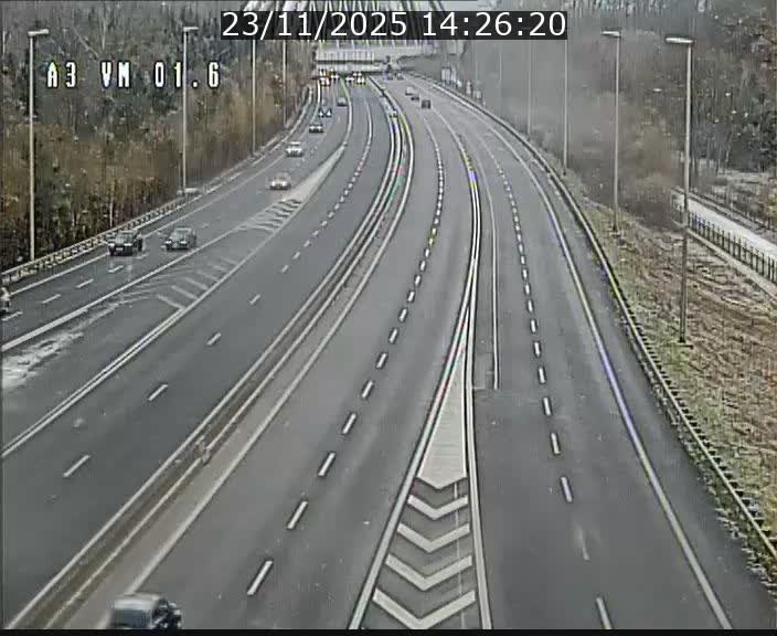 <h2>Traffic live webcam Luxembourg - Croix de Gasperich - A3 - BK 1.6 - direction France/Aire de Berchem</h2>