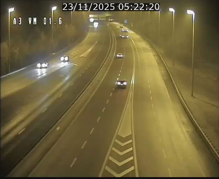 <h2>Traffic live webcam Luxembourg - Croix de Gasperich - A3 - BK 1.6 - direction France/Aire de Berchem</h2>