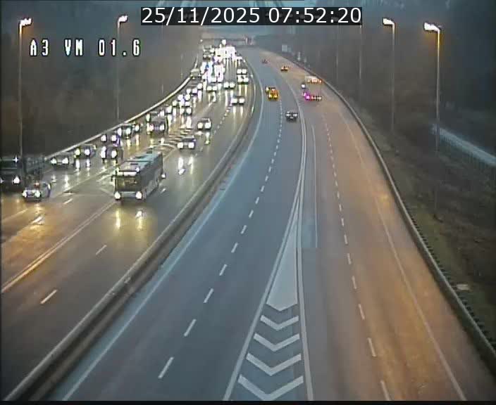 <h2>Traffic live webcam Luxembourg - Croix de Gasperich - A3 - BK 1.6 - direction France/Aire de Berchem</h2>