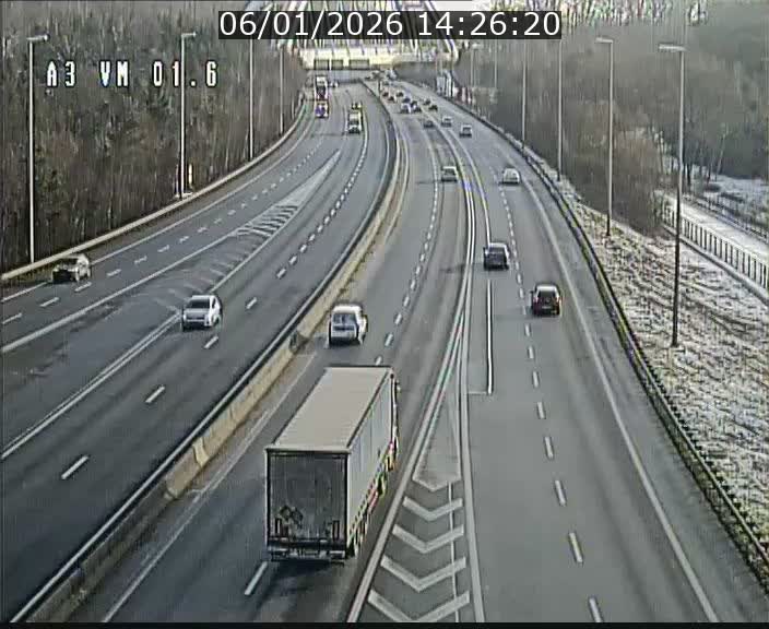 <h2>Traffic live webcam Luxembourg - Croix de Gasperich - A3 - BK 1.6 - direction France/Aire de Berchem</h2>