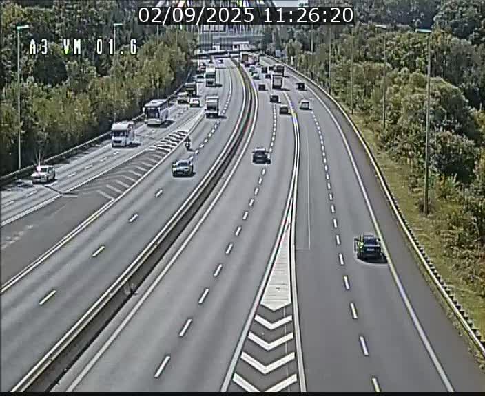 <h2>Traffic live webcam Luxembourg - Croix de Gasperich - A3 - BK 1.6 - direction France/Aire de Berchem</h2>