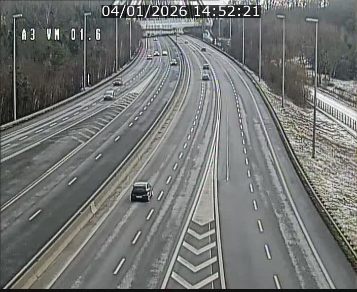 <h2>Traffic live webcam Luxembourg - Croix de Gasperich - A3 - BK 1.6 - direction France/Aire de Berchem</h2>