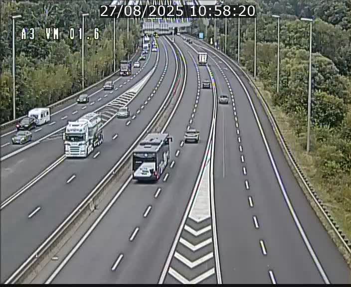 <h2>Traffic live webcam Luxembourg - Croix de Gasperich - A3 - BK 1.6 - direction France/Aire de Berchem</h2>